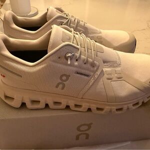 On Running women’s Cream Sneakers